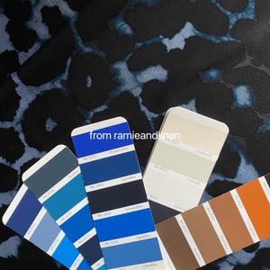 May include: Color swatches for paint colors, including Ultramarinblau, Saphirblau, Schwarzblau, Signalblau, Brillantblau, Graublau, Cremerwe, Growwel, Signalin, Orangebraun, Beigebraun, and Blossbraun. The swatches are arranged in rows and columns, with the color names printed on each swatch.