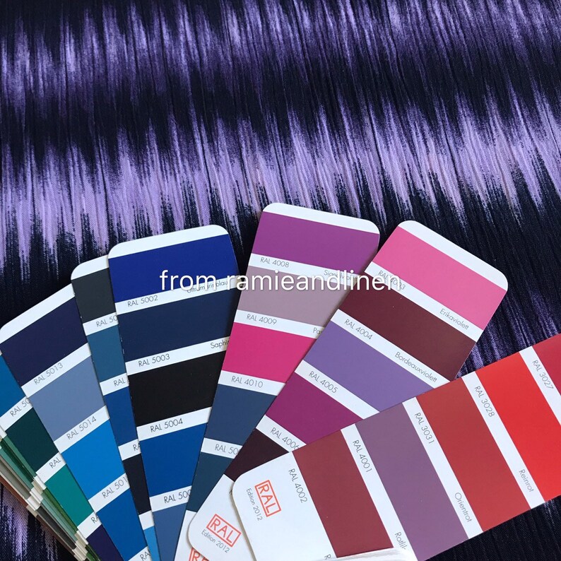 Puede incluir: Un abanico de muestras de color, que muestra una gama de azules, negros, morados y rojos. Las muestras est&aacute;n etiquetadas con n&uacute;meros RAL, un sistema de correspondencia de colores.