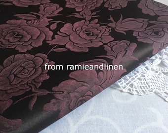 Może przedstawiać: Czarny materiał z wytłoczonym wzorem burgundowych róż. Materiał jest złożony na pół, a tekst "from ramieandlinen" jest widoczny.