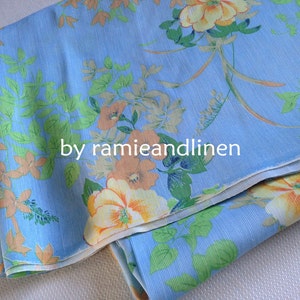 Seidenstoff, gelbe und orange Blumen auf hellblauer Seide-Leinen-Mischung, Blumendruck, 1,0 m breit