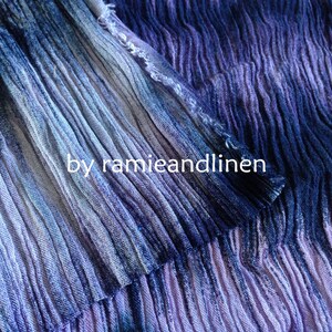 Puede incluir: Primer plano de una tela azul y p&uacute;rpura degradada con textura arrugada. La tela est&aacute; doblada por la mitad y el texto "by ramieandlinen" es visible.