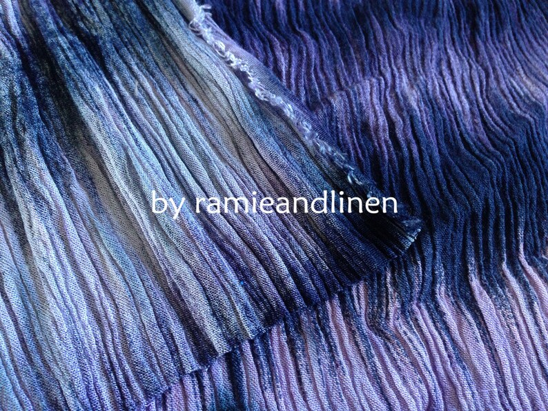 Puede incluir: Primer plano de una tela azul y p&uacute;rpura degradada con textura arrugada. La tela est&aacute; doblada por la mitad y el texto "by ramieandlinen" es visible.