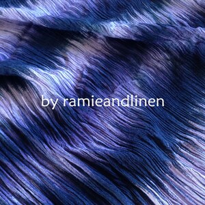 Puede incluir: Primer plano de una tela rayada azul y morada con textura arrugada. La tela est&aacute; hecha de ramio y lino. El texto "by ramieandlinen" es visible en la imagen.
