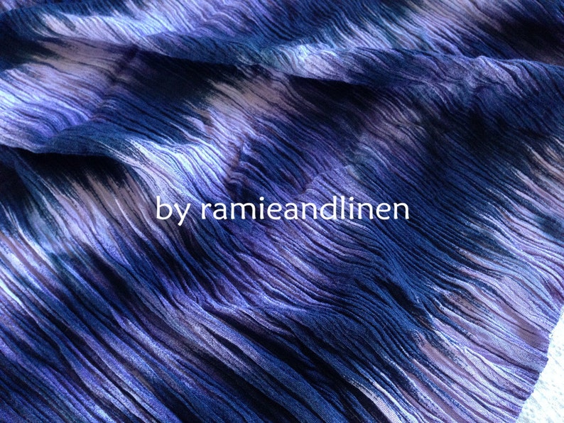 Puede incluir: Primer plano de una tela rayada azul y morada con textura arrugada. La tela est&aacute; hecha de ramio y lino. El texto "by ramieandlinen" es visible en la imagen.