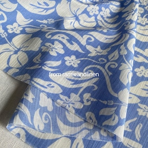 Seidenstoff, 110 cm breit, florales Muster auf hellblauem Crinklegarn aus Seiden-Baumwollmischung