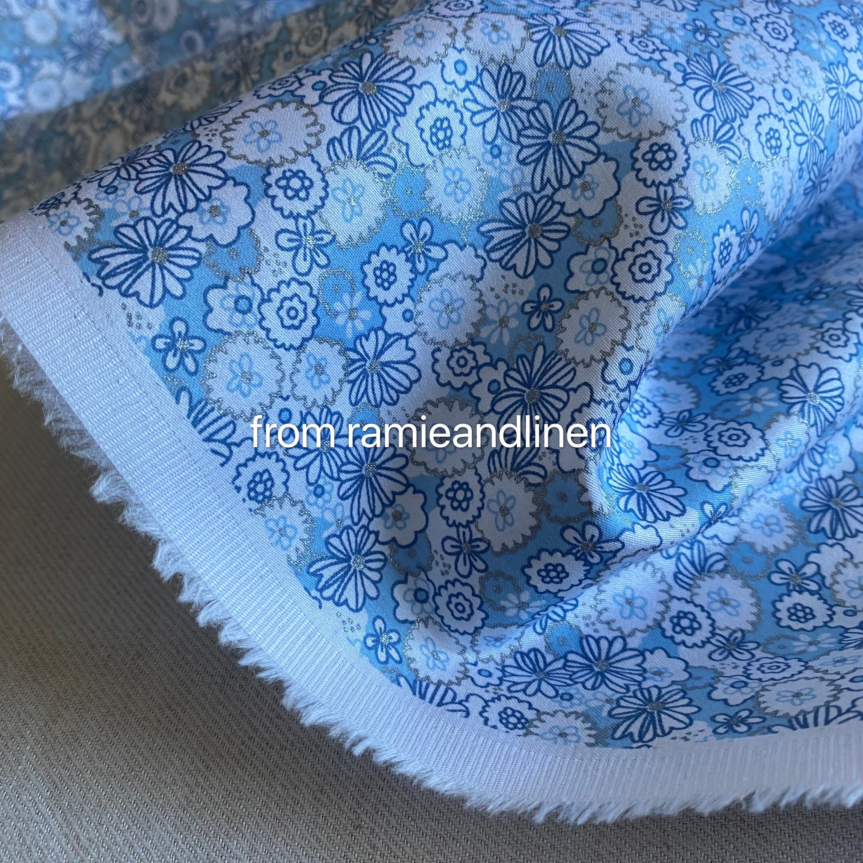 Tessuto Di Cotone, Mini Fiori Bianchi Su Stampa Blu Scuro, Tessuto