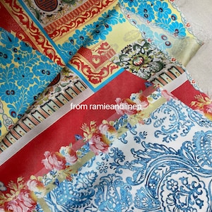 Könnte beinhalten: Mehrfarbiger Stoff mit Patchwork-Design mit blauen, roten, gelben und weißen Mustern. Der Stoff hat ein Blumenmuster und ein geometrisches Muster. Der Stoff ist von ramieandlinen.