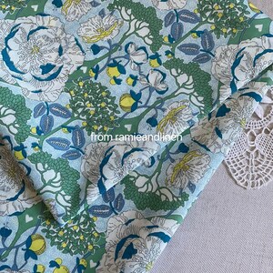 tissu en coton, demi-cour par 56&quot; de large, fleurs blanches sur tissu en coton fin soyeux imprimé vert clair