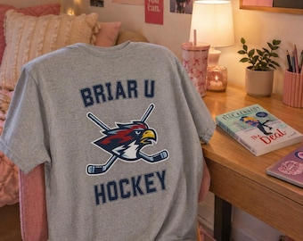 Camiseta de hockey de Briar U / Mascota del halcón, palos cruzados, camiseta deportiva universitaria