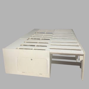 Op de afbeelding: Een set van drie keramische mokken met een gespikkelde, matte afwerking. De mokken zijn in crème, lichtgrijs en donkergrijs. Elke mok heeft een eenvoudig, minimalistisch ontwerp.