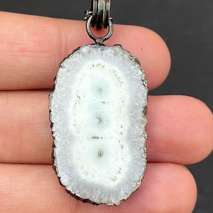 Colgante grande de cuarzo solar natural rodio negro hecho a mano, único y llamativo, un colgante con un aspecto diferente.