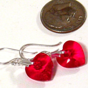 Pendientes de corazón rojo, pequeños pendientes de corazón de Swarovski rojo, plata de ley, pendientes de boda de cristal rojo, regalo de dama de honor, pendientes de corazón rojo