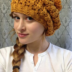 Ladda ner PDF-mönster för Ribby Lacy Slouchy Hat - Storlekar Small (4-årigt barn till liten vuxen)/Medium (medium till stor vuxen)