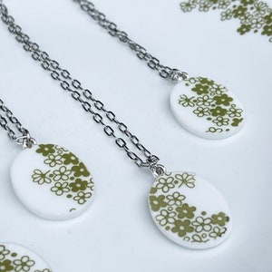 Corelle Crazy Daisy reclaimed dinnerware pendant Necklace Vintage Pyrex