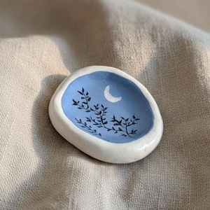 Worry stone lune peinte à la main. Pierre d'apaisement ciel nocturne. Galet anti stress en argile. Moonlight worry stone.