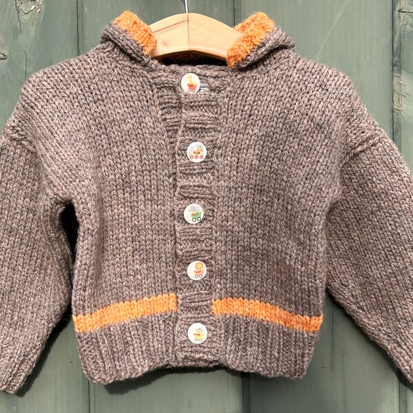 Handgestrickter hellbrauner Kinderpullover, Biowolle, lustige Tierknöpfe, 9-12 Monate