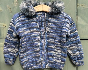Cardigan bleu pour bébé tricoté à la main ; Pull en laine mérinos pour tout-petits ; boutons coeurs ; 9-12 mois