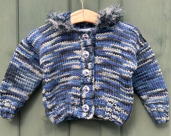 Maglione per bambini blu/grigio lavorato a mano, maglione per bambini in lana Merino, bottoni gattino, bottoni gatto, 9-12 mesi