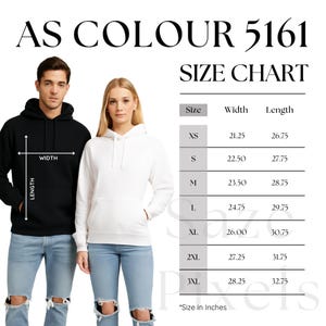 Könnte beinhalten: Zwei Personen präsentieren einen schwarzen und einen weißen Kapuzenpullover. Eine Größentabelle zeigt Maße in Zoll für die Größen XS bis 3XL. Der Text "AS COLOUR 5161" steht oben. Die Tabelle enthält Breiten- und Längenmaße.