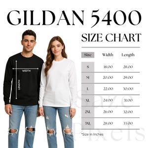 Può includere: Un uomo e una donna indossano rispettivamente una maglietta nera e una bianca a maniche lunghe. Viene visualizzata una tabella delle taglie per le magliette Gildan 5400, con misure in pollici per le taglie dalla S alla 3XL. Il testo "GILDAN 5400" è in alto.