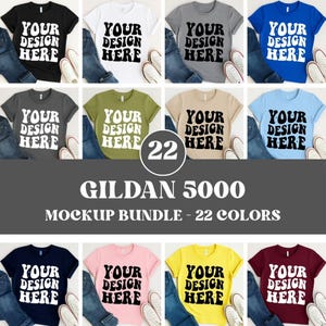 Può includere: Un pacchetto mockup di magliette Gildan 5000 in 22 colori. Ogni maglietta mostra il testo "YOUR DESIGN HERE" in un font retrò. Le magliette sono abbinate a jeans e scarpe da ginnastica, mostrando una varietà di colori.