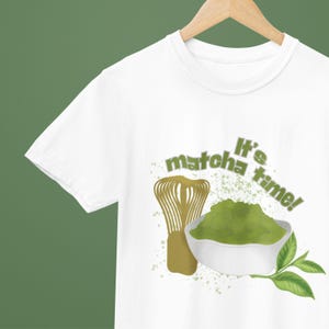 Es ist Matcha Zeit Shirt, Matcha grüner Tee, Matcha-Liebhaber-Geschenk, Matcha-Liebhaber-T-Shirt, Frau Matcha Shirt, Yoga-Shirt, Matcha, ästhetisches Mädchen-T-Stück,