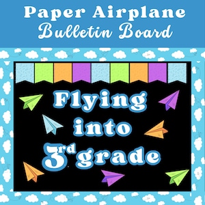 Puede incluir: Un tablón de anuncios con el texto "Paper Airplane Bulletin Board" y "Flying into 3rd grade". El tablero presenta aviones de papel y pancartas coloridas en tonos verdes, naranjas, morados y azules, sobre un fondo negro.