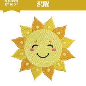 Op de afbeelding: Geborduurd zonontwerp met een lachend gezicht, gele en oranje bloemblaadjes en roze wangen. De tekst "SUN" staat boven de zon. Het ontwerp is verkrijgbaar in 6 maten, variërend van 5,08 cm tot 17,78 cm.