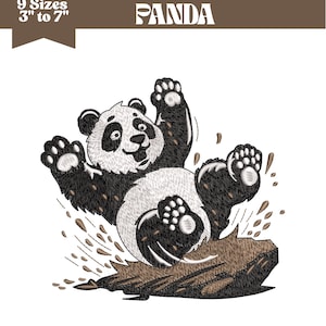 Puede incluir: Diseño bordado de un panda con la palabra «PANDA» encima. El panda es blanco y negro, con los brazos y las piernas en el aire. El texto «9 Tamaños 7.6 cm a 17.8 cm» está encima. La imagen también incluye el texto «DST, PES, EXP, VP3, JEF, PDF».