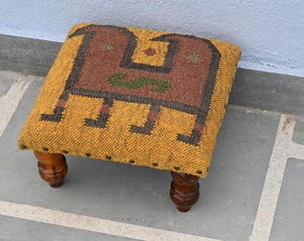 Handgjord kelimfotpall med hönsmönster, fågelmotivottoman, klädd fotstöd i trä, vintage kelimpall, bohemisk lantlig inredning