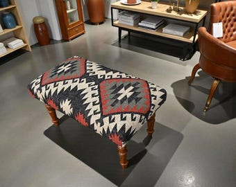 Banco Kilim geométrico, taburete bohemio hecho a mano, otomana rústica con patas de madera, asiento para recibidor, decoración de estilo rústico.