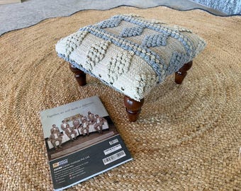 装飾的なフットスツール オットマン ハンドメイド、布張り木製スツール、ボヘミアンシックなリビングルーム家具
