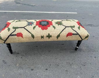 Banco Kilim floral bohemio hecho a mano, otomana de madera tapizada, banco rústico de granja, asiento para recibidor o dormitorio, decoración artesanal para el hogar.