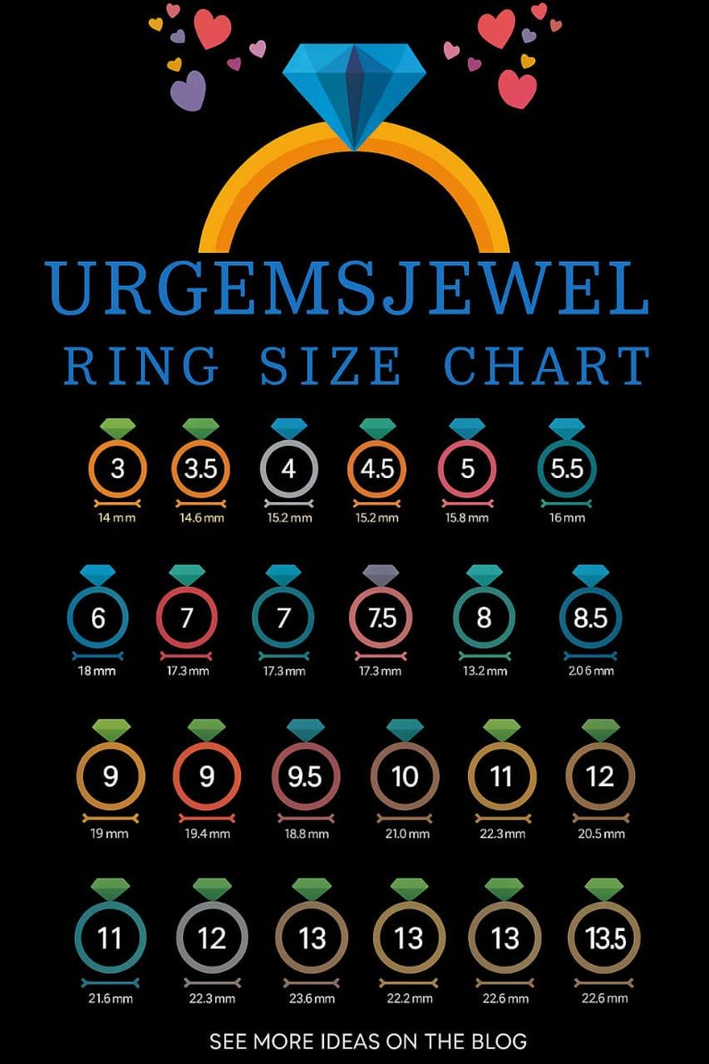 K&ouml;nnte beinhalten: Ringgr&ouml;&szlig;entabelle mit Ringgr&ouml;&szlig;en von 3 bis 13,5, mit entsprechenden Millimeterangaben. Die Tabelle hat einen schwarzen Hintergrund mit einer goldenen Ringgrafik oben und dem Text "URGEMSJEWEL RING SIZE CHART".