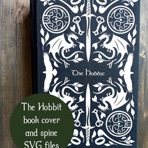 Könnte beinhalten: Ein schwarzer Buchumschlag mit weißen Illustrationen von Drachen, Schwertern, Schlüsseln und anderen Fantasy-Elementen. Der Titel "The Hobbit" ist in Weiß dargestellt. Ein grüner Kreis enthält den Text "The Hobbit book cover and spine SVG files."