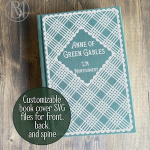 以下が含まれることがあります： L.M. Montgomeryの「Anne of Green Gables」のタイトルが白格子模様で縁取られた、ターコイズ色の本の表紙。円形のグラフィックには「カスタマイズ可能な本の表紙SVGファイル（表、裏、背表紙用）」と書かれています。