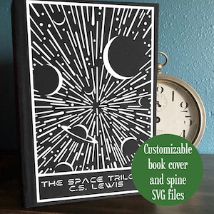 Pode incluir: Uma capa de livro preta com um design branco com tema espacial com planetas, estrelas e uma nave espacial. O texto "THE SPACE TRILOGY C.S. LEWIS" está na parte inferior. Um círculo verde diz "Arquivos SVG de capa e lombada de livro personalizáveis".