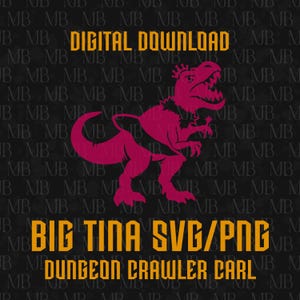Può includere: Un grafico digitale raffigurante un Tyrannosaurus Rex magenta che indossa una corona e tiene una bacchetta. Il testo recita DIGITAL DOWNLOAD, BIG TINA SVG/PNG e DUNGEON CRAWLER CARL in lettere gialle su sfondo scuro con filigrana MB ripetuta.