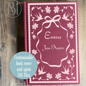 以下が含まれることがあります： 「エマ」ジェーン・オースティン著のタイトルが書かれた、バーガンディ色の本の表紙。明るいバーガンディ色の花と鳥のデザインで縁取られています。表紙には、青い円の中に「Customizable book cover and spine SVG files」というテキストも含まれています。