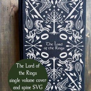 Könnte beinhalten: Ein dunkelblauer Buchumschlag mit weißen Illustrationen von Schwertern, Bäumen, Ringen und Pferden. Der Titel "The Lord of the Rings" ist in Weiß dargestellt. Ein grüner Kreis mit weißem Text lautet "The Lord of the Rings single volume cover and spine SVG files."