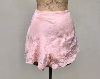 Vintage 1940s Tap Pants, 40s Peach Rayon and Lace Panties, Pin-Up Lingerie, Small 28 Inch Waist, VFG