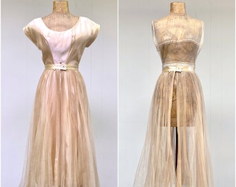 Vintage 1950er Jahre Custom Bridal Ensemble, Maßgeschneidertes Champagner Duchesse Satin Brautkleid mit Tüll Überrock & Leibchen, X Small, VFG