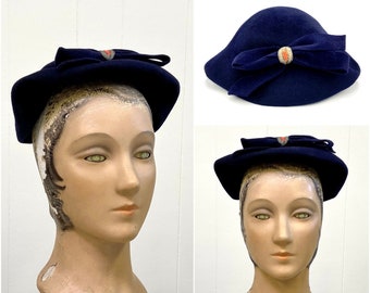 Vintage 1930s Navy Velour Bonnet, 30s Blue Fur Felt Bow Hat, Depression Era Cap, 21 1/2", VFG