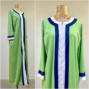 Vintage 1970s Mod Green Nylon Zippered Robe, 70s Kaftan Style Color Block Dressing Gown, A-Line Silhouette, Medium 42" Bust