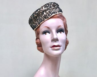 Vintage 1960s Fancy Beaded Pillbox Hat, gorra de seda marfil de mediados de siglo con bordado floral metálico, sombrero de fiesta para ocasiones especiales, talla 7, VFG