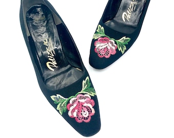 Vintage 1960s Black Fabric Pumps w/ Floral Embroidery Kitten Heels, Palizzio New York, US Size 6 1/2, VFG