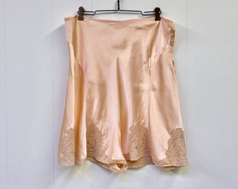 Vintage 1930s-1940s Satin Dasché Tap Pants, Washable Peach Rayon/Lace Panties, Volup Pin-Up Lingerie, 36 Waist/48 Hip, VFG