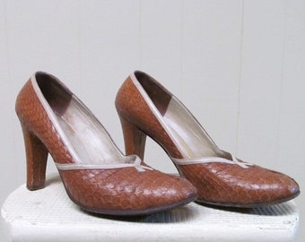 Vintage jaren 1970 bruine slangenleer hoge hakken pumps, jaren '70 Glam Rock stijl, VS maat 7B, VFG