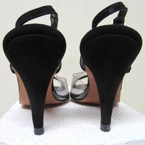 Daim noir vintage des années 1980 avec talons hauts en plastique transparent, sandales Peep Toe Bombshell des années 80, taille US 8 AA, VFG image 3