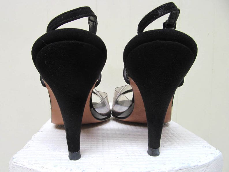 Daim noir vintage des années 1980 avec talons hauts en plastique transparent, sandales Peep Toe Bombshell des années 80, taille US 8 AA, VFG image 3